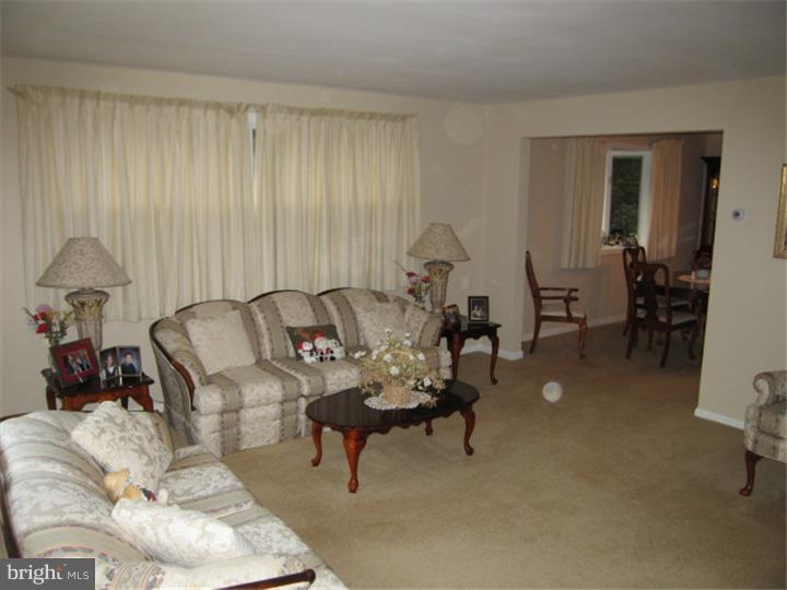 630 Brookwood Road Wayne, PA 19087 - Photo 5 of 20 Living Room