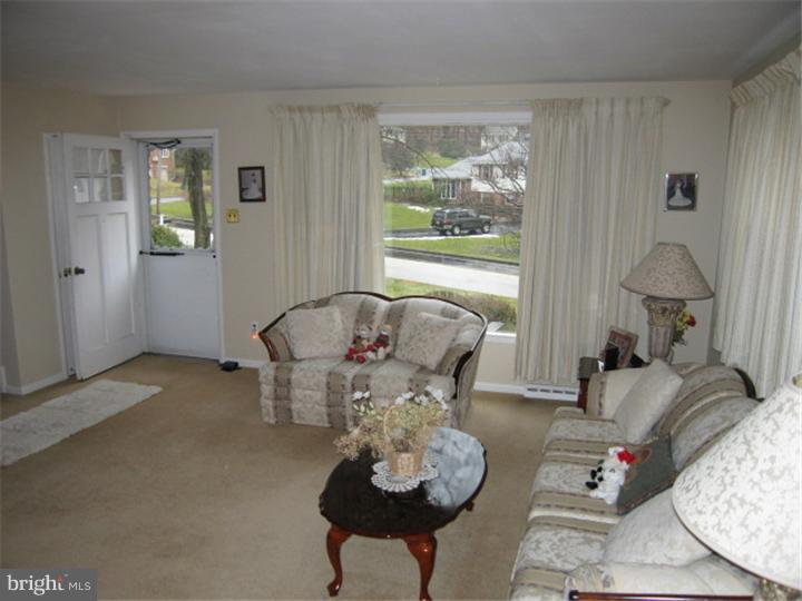 630 Brookwood Road Wayne, PA 19087 - Photo 6 of 20 Living Room