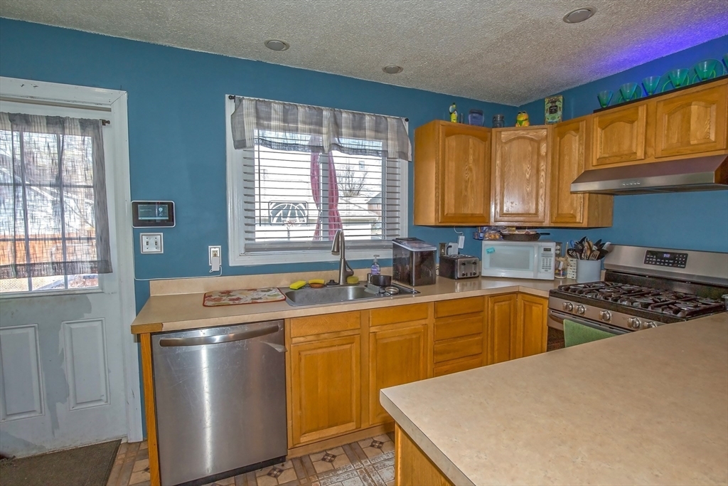 138 Wilber Street Springfield, MA 01104 - Photo 8 of 28