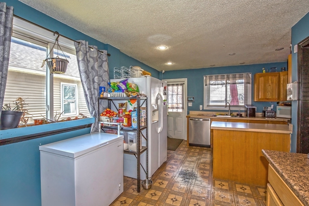 138 Wilber Street Springfield, MA 01104 - Photo 10 of 28