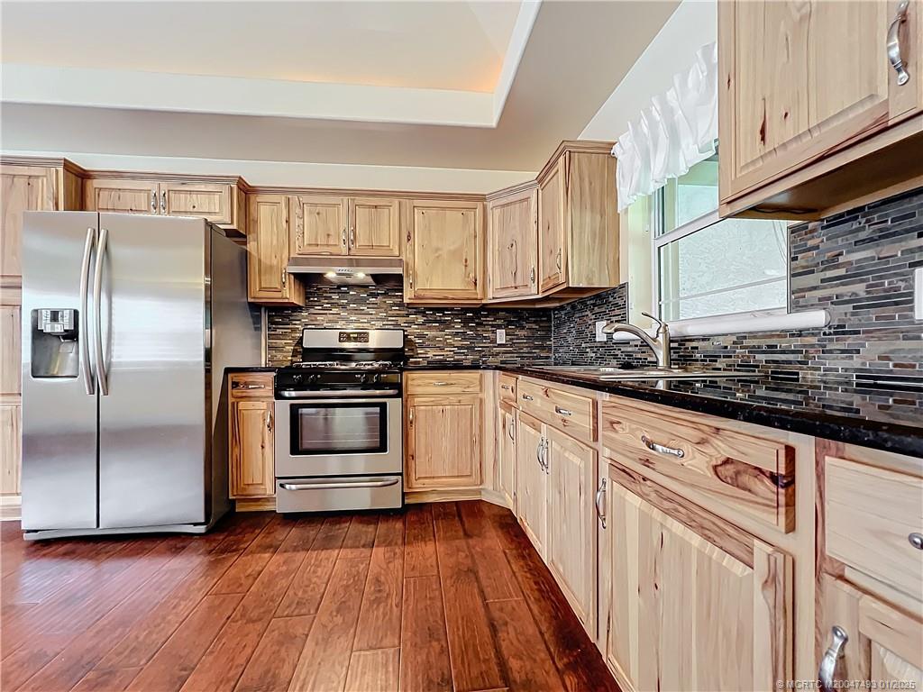 626 Russ Road Fort Pierce, FL 34982 - Photo 22 of 72 Open Kitchen into the great room. Gas Stove
