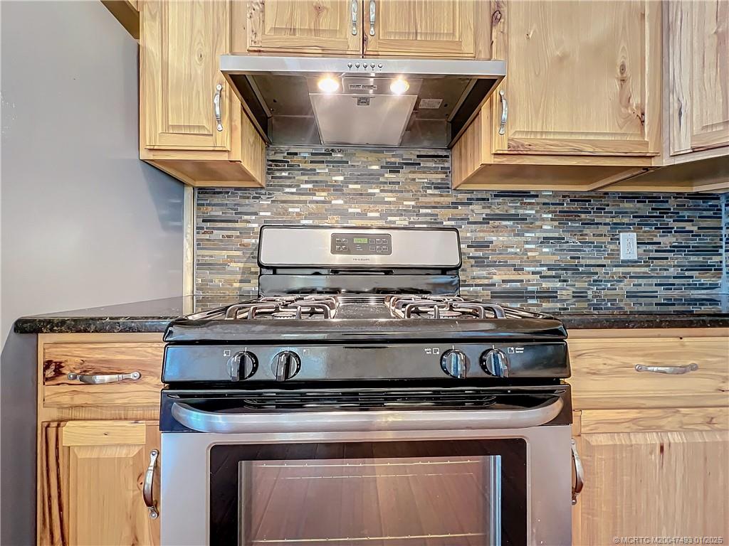 626 Russ Road Fort Pierce, FL 34982 - Photo 23 of 72 Gas Stove, beautiful back splash. Lot of cabinets.