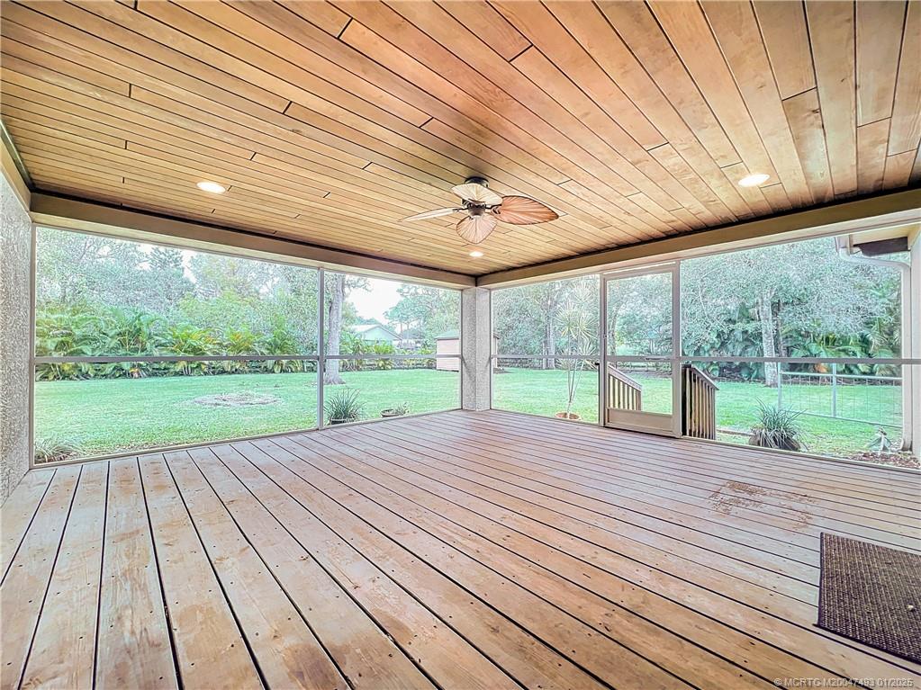 Large screened porch, look at this beautiful , woo
