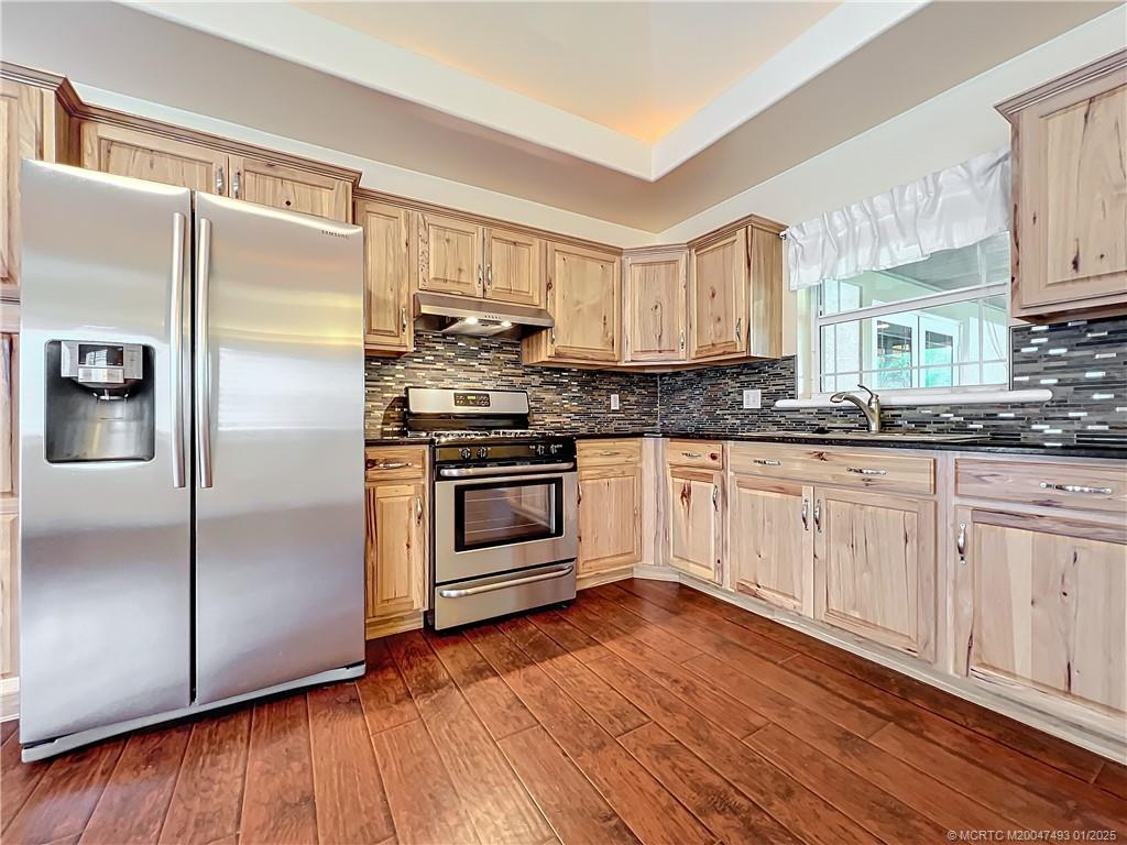 626 Russ Road Fort Pierce, FL 34982 - Photo 8 of 72 Look at this beauty, look at the backsplash. This