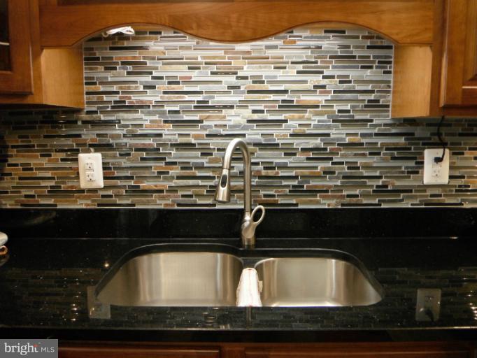 7525 Old Columbia Road Laurel, MD 20723 - Photo 19 of 29 Kitchen with glass tiled backsplash
