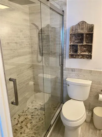 a bathroom with a toilet and a shower