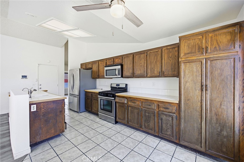 12829 Cobalt Road Victorville, CA 92392 - Photo 15 of 45