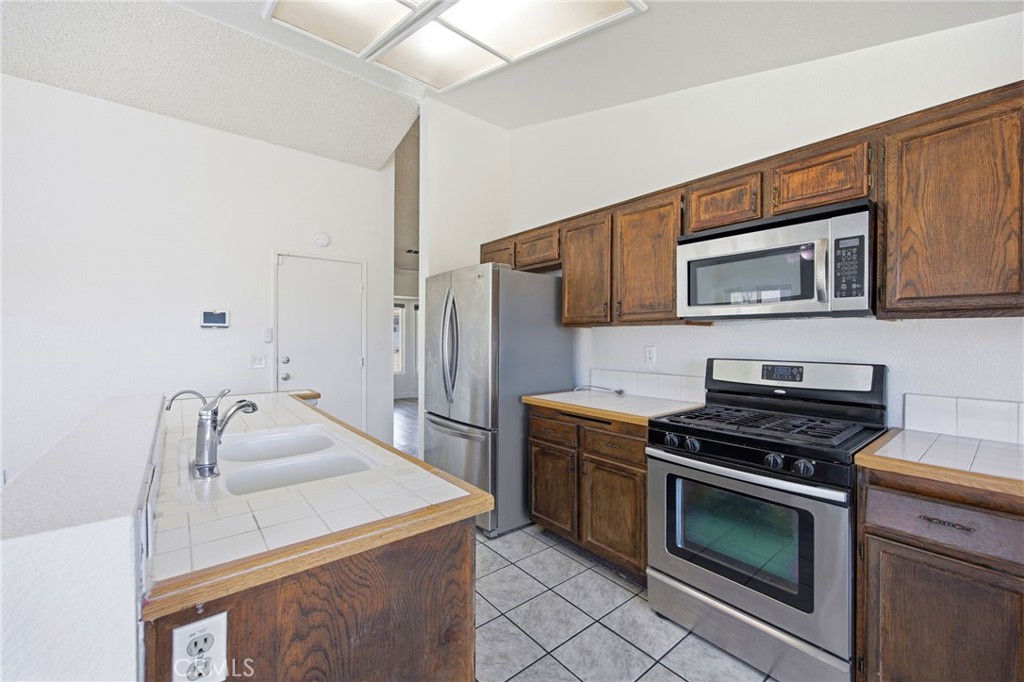 12829 Cobalt Road Victorville, CA 92392 - Photo 17 of 45