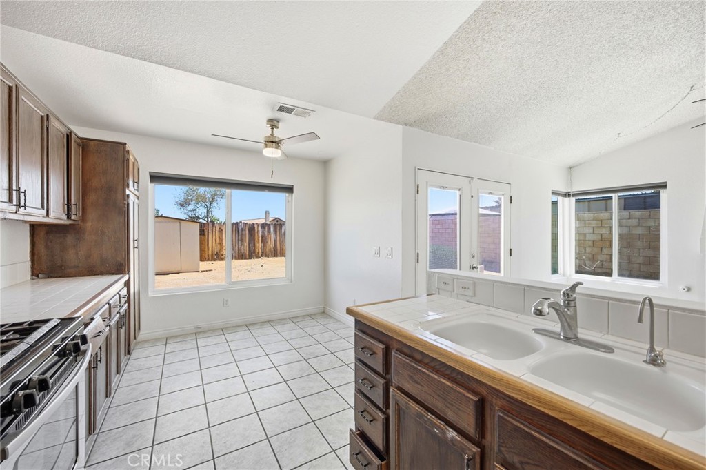12829 Cobalt Road Victorville, CA 92392 - Photo 18 of 45