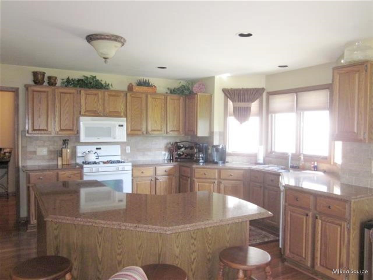 77415 Foxridge Lane Romeo, MI 48065 - Photo 7 of 20 Kitchen island