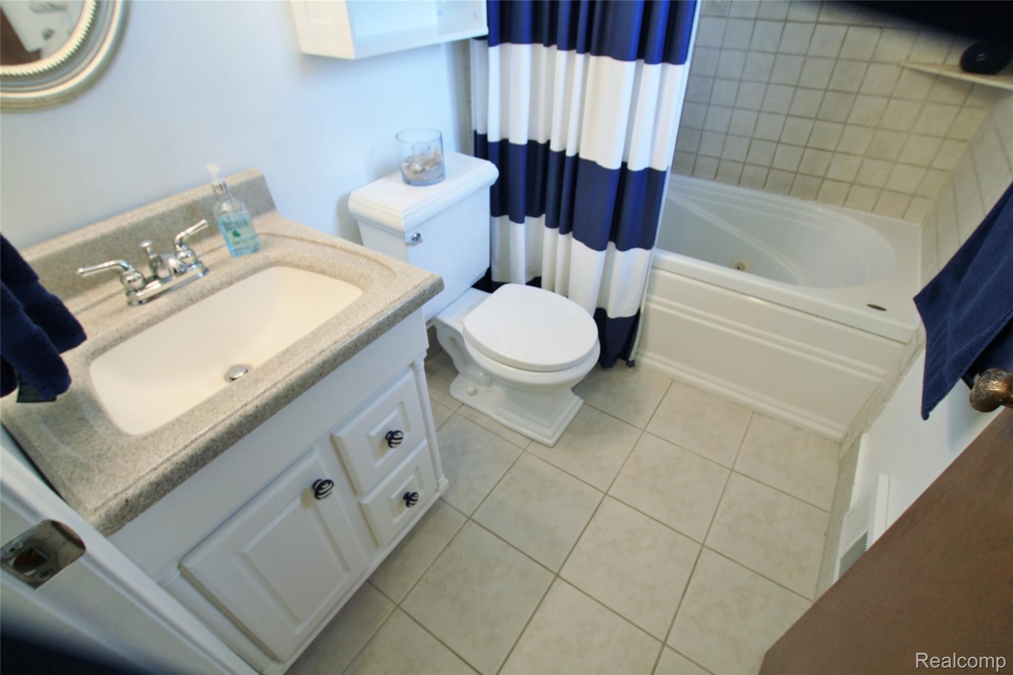 3166 Red Barn Road Flint, MI 48507 - Photo 20 of 34 RedBarn 037.JPG