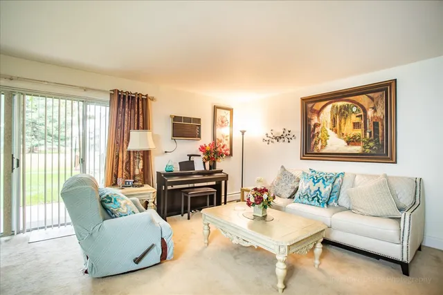 $215,000 | 4224 Saratoga Avenue, Unit J105, Downers Grove, IL 60515