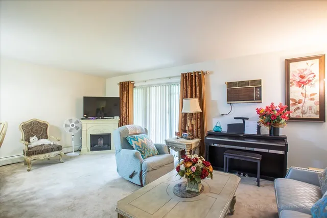 $215,000 | 4224 Saratoga Avenue, Unit J105, Downers Grove, IL 60515