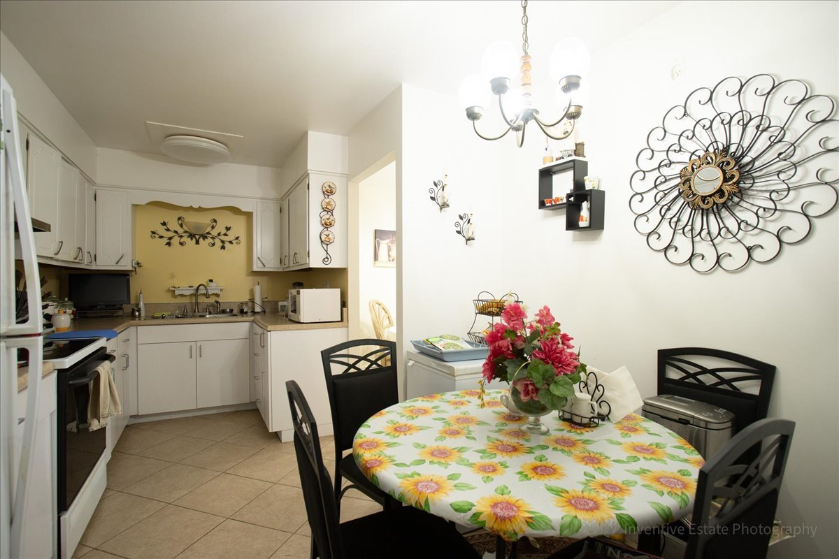 4224 Saratoga Avenue, Unit J105 Downers Grove, IL 60515 - Photo 10 of 20 a kitchen with a table and chairs