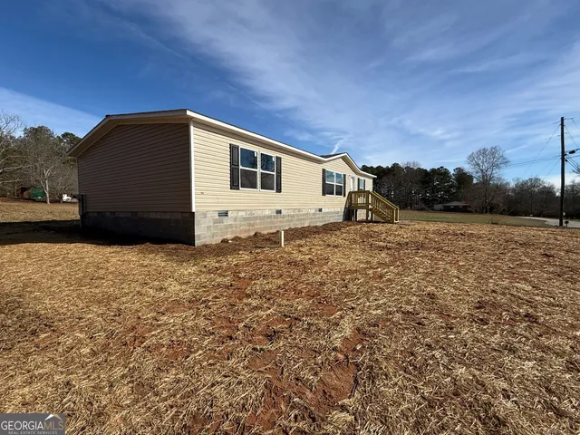 a view of a house with a backyard