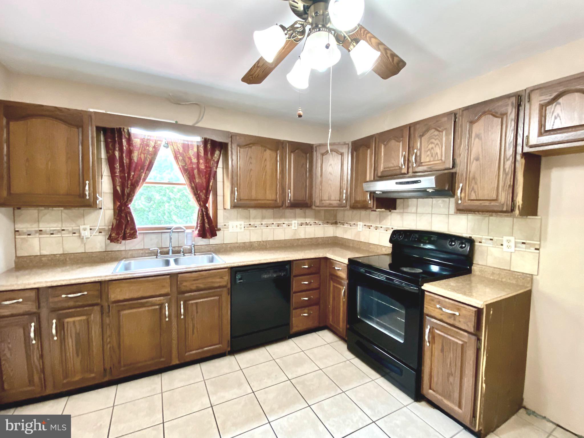 2807 Fridinger Mill Road Manchester, MD 21102 - Photo 13 of 51 Cabinet space & appealing tile backsplash