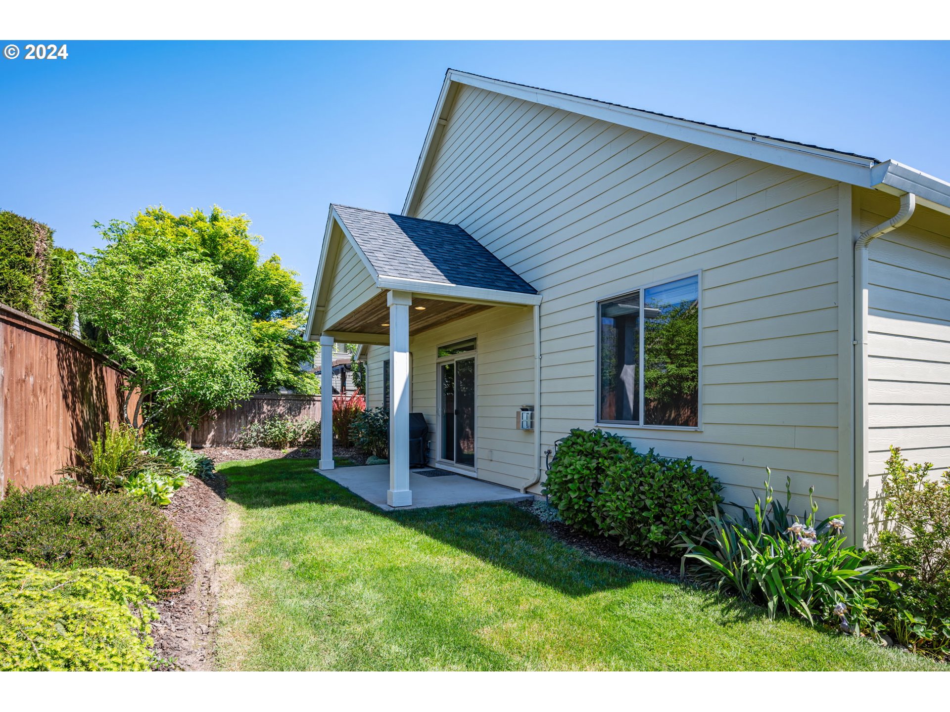 151 North 40th Avenue Ridgefield, WA 98642 - Photo 33 of 42 a view of a house with brick walls and a yard with plants