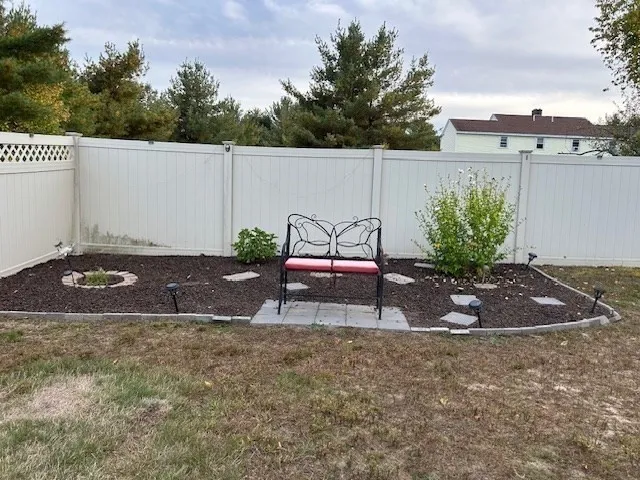 a view of a backyard