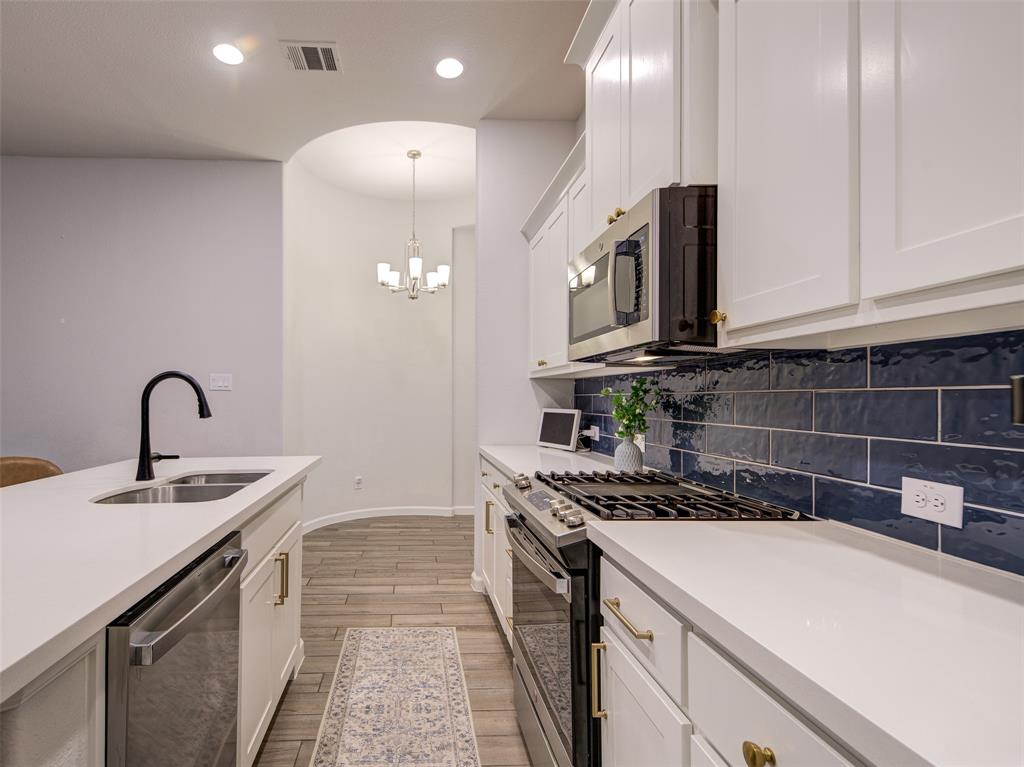 162 Palo Duro Bend Rhome, TX 76078 - Photo 9 of 25 View of kitchen workspace