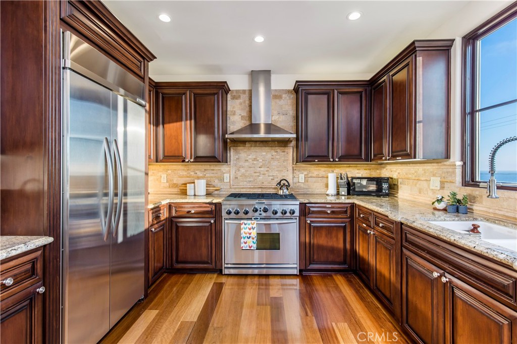 320 33rd Street Manhattan Beach, CA 90266 - Photo 8 of 28