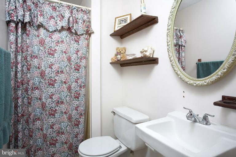 8454 Stonewall Road Manassas, VA 20110 - Photo 11 of 20 Bath
