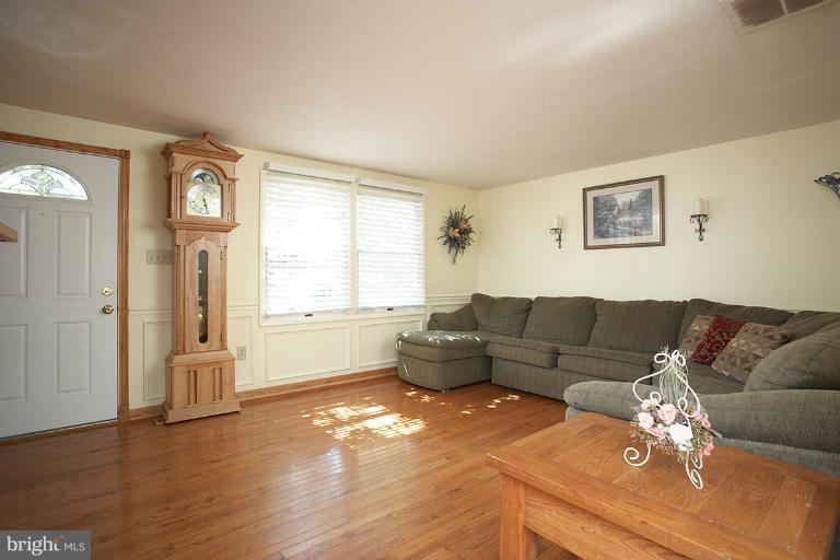8454 Stonewall Road Manassas, VA 20110 - Photo 12 of 20 Living Room