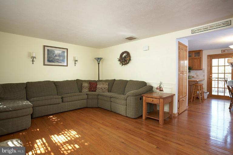 8454 Stonewall Road Manassas, VA 20110 - Photo 16 of 20 Living Room