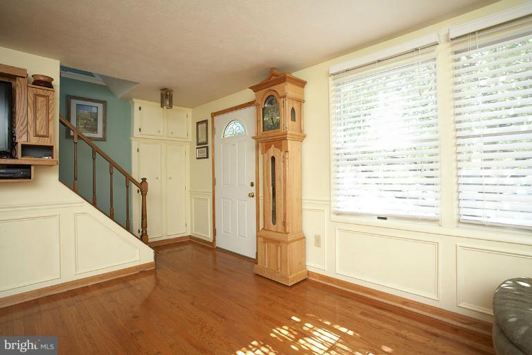 8454 Stonewall Road Manassas, VA 20110 - Photo 10 of 20 Living Room