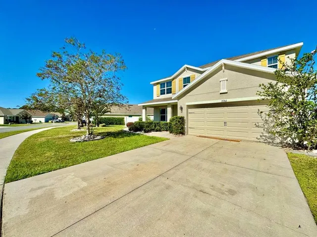 a view of a house with a yard