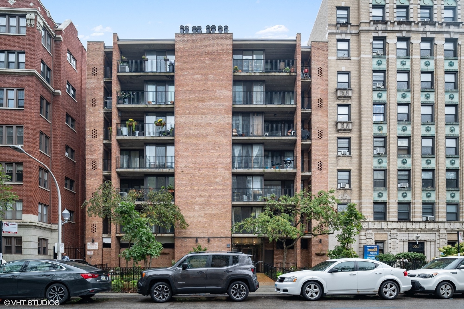 651 West Sheridan Road, Unit 2C Chicago, IL 60613 - Photo 1 of 16 a front view of a building