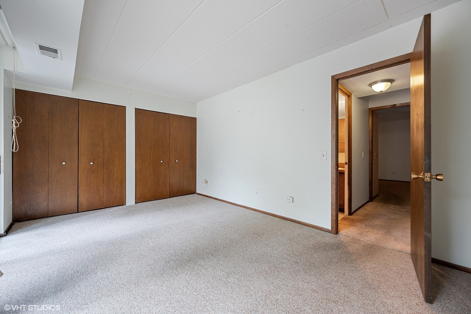 651 West Sheridan Road, Unit 2C Chicago, IL 60613 - Photo 11 of 16 a view of an empty room with closet area