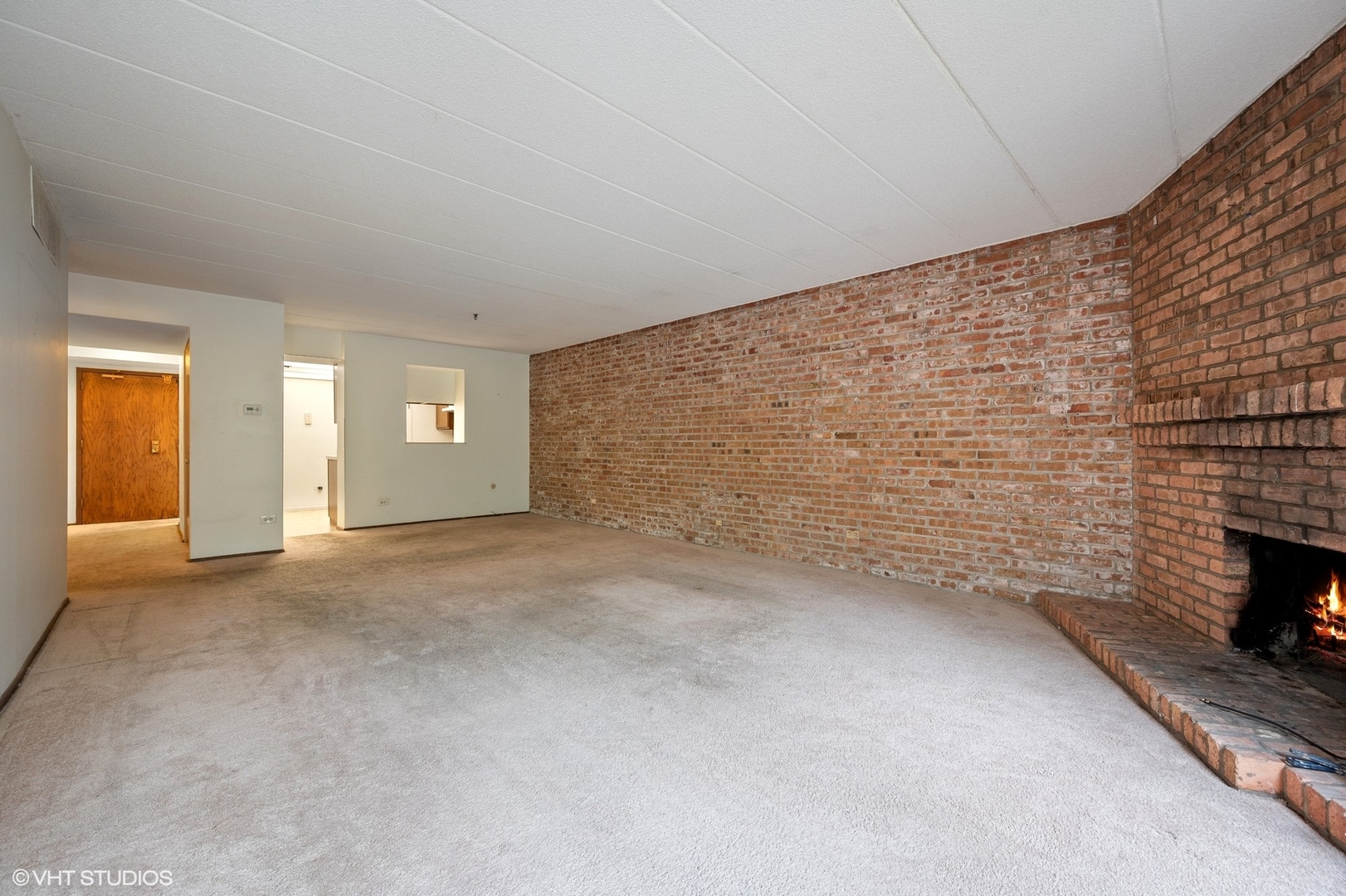 651 West Sheridan Road, Unit 2C Chicago, IL 60613 - Photo 3 of 16 a view of an empty room and fire place