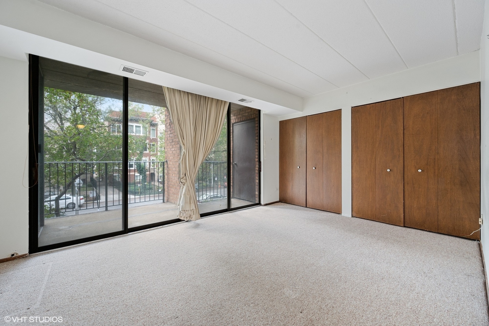 651 West Sheridan Road, Unit 2C Chicago, IL 60613 - Photo 6 of 16 a view of an empty room with glass door