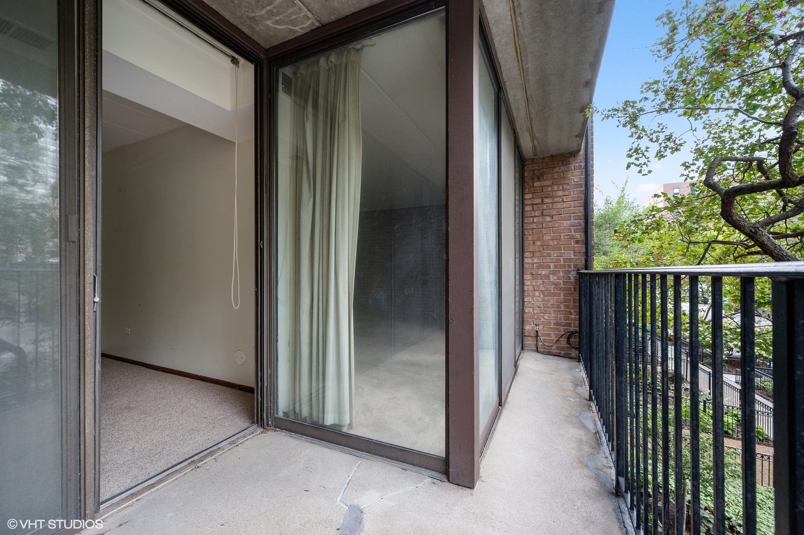 651 West Sheridan Road, Unit 2C Chicago, IL 60613 - Photo 7 of 16 a view of a porch