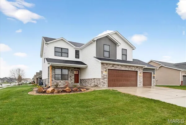 $449,900 | 421 Chamberlain Drive, Troy, IL 62294