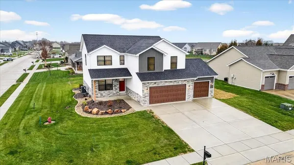 $449,900 | 421 Chamberlain Drive, Troy, IL 62294