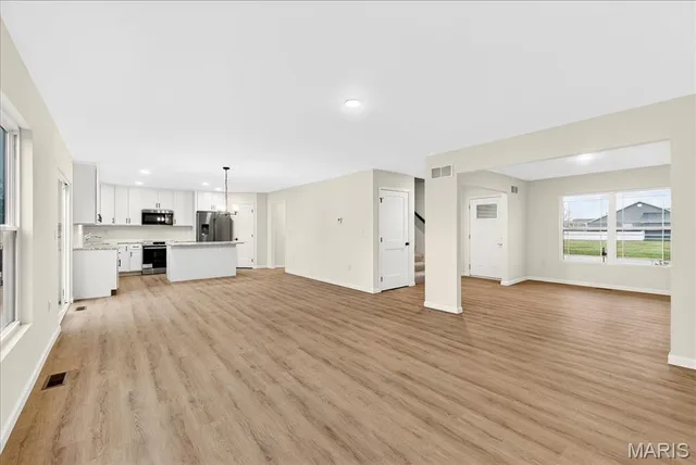 $479,900 | 421 Chamberlain Drive, Troy, IL 62294