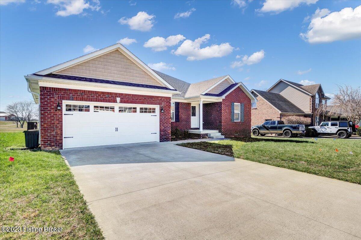 105 Ruth Lane Bardstown, KY 40004 - Photo 3 of 32 2 car attached garage with window detail.