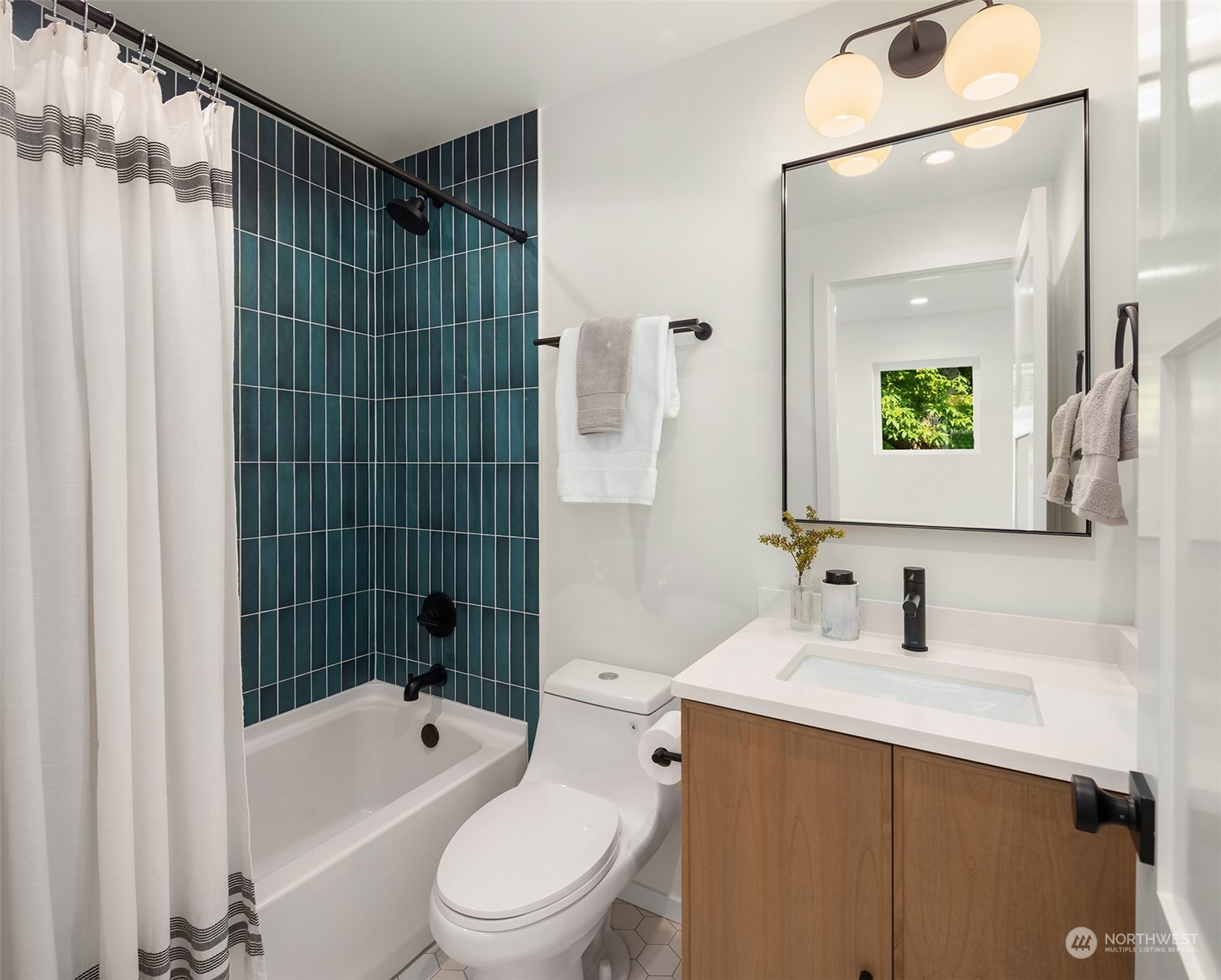 3230 Northeast 86th Street Seattle, WA 98115 - Photo 12 of 16