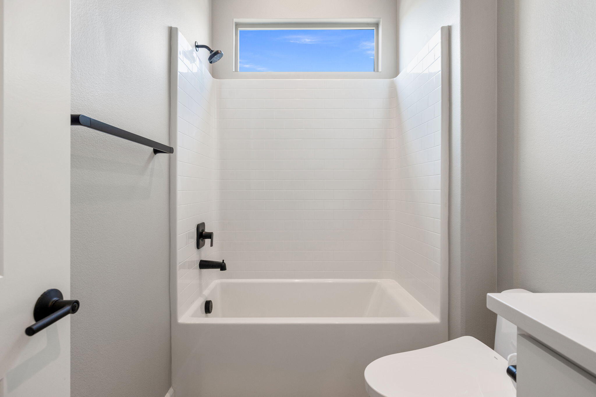 60 Prosecco Rancho Mirage, CA 92270 - Photo 46 of 48 a bathroom with a toilet and a bath tub