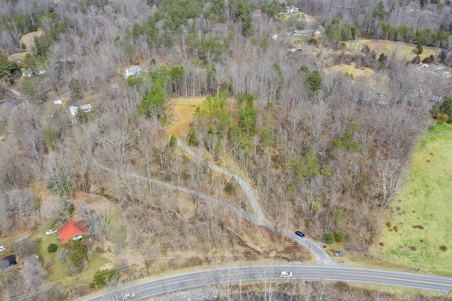 6427 Bent Mountain Road Roanoke, VA 24018 - Photo 10 of 13 a bathroom with a yard
