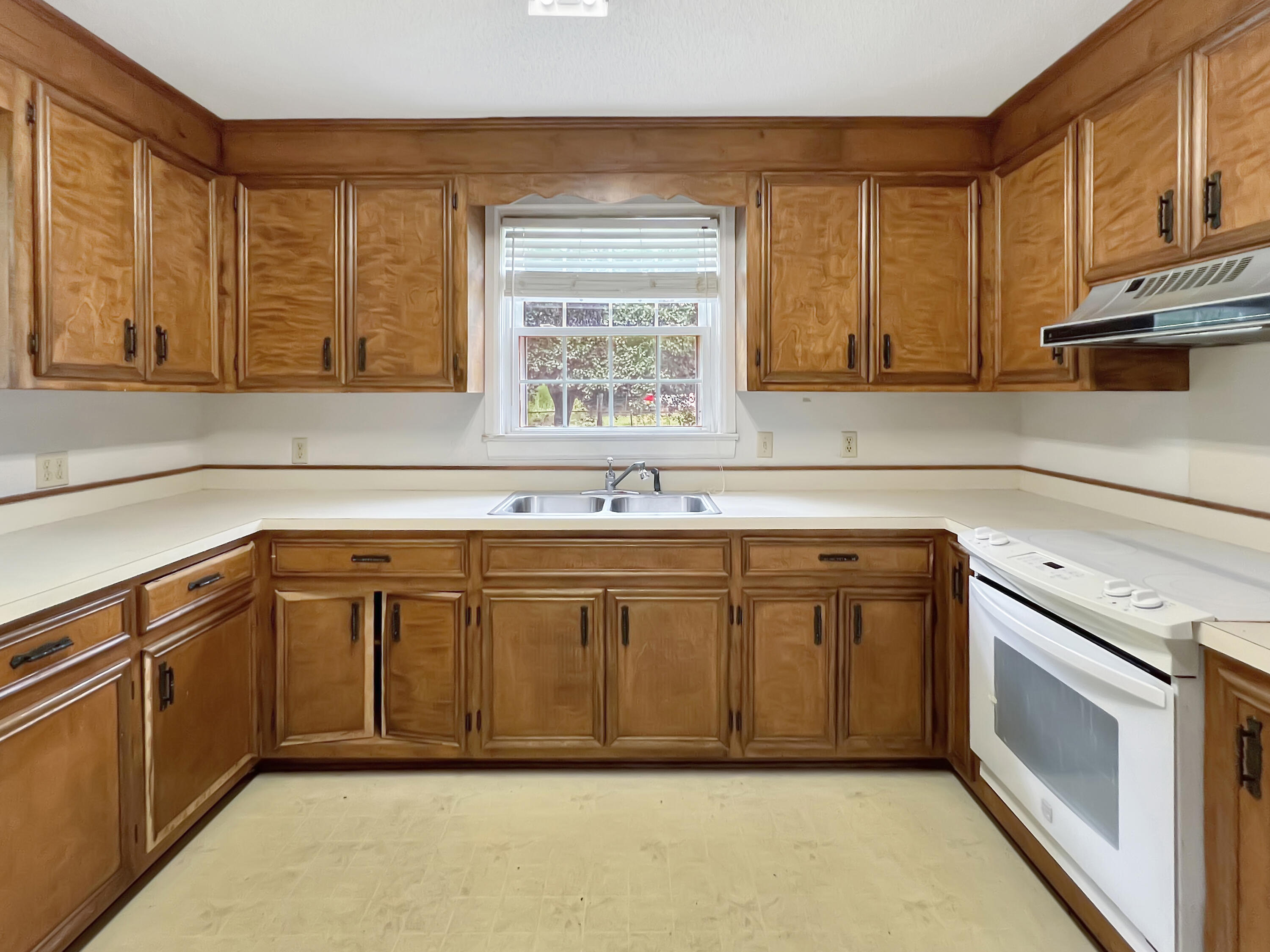 202 Johnston Street St. George, SC 29477 - Photo 13 of 20 Jkitchen