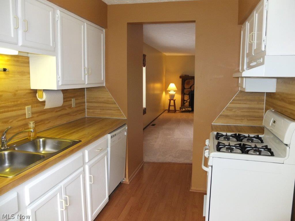 239 Perry Drive Northwest Canton, OH 44708 - Photo 4 of 18 Fully applianced kitchen