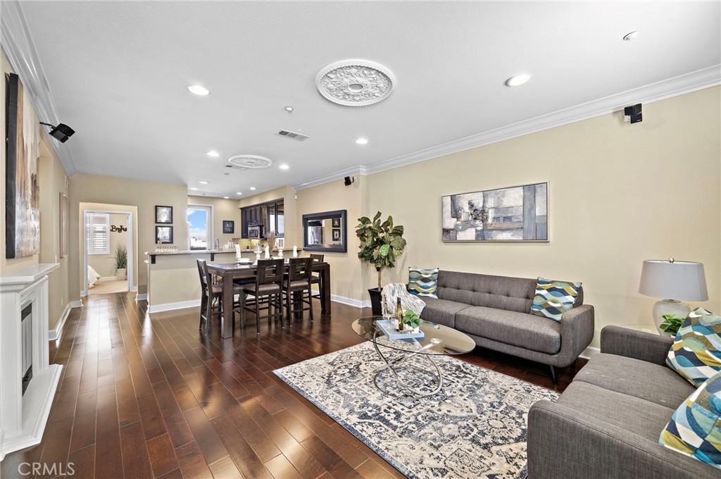 8028 Monaco Stanton, CA 90680 - Photo 9 of 35 Great Room Style