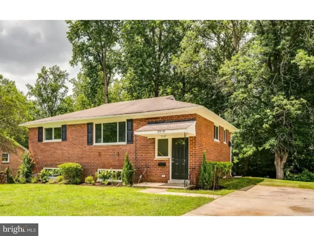 a view of a yard in front of a house