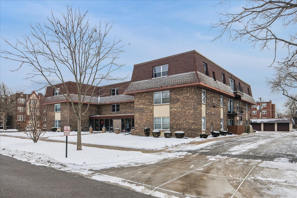 475 Shenstone Road, Unit 304 Riverside, IL 60546 - Photo 2 of 23
