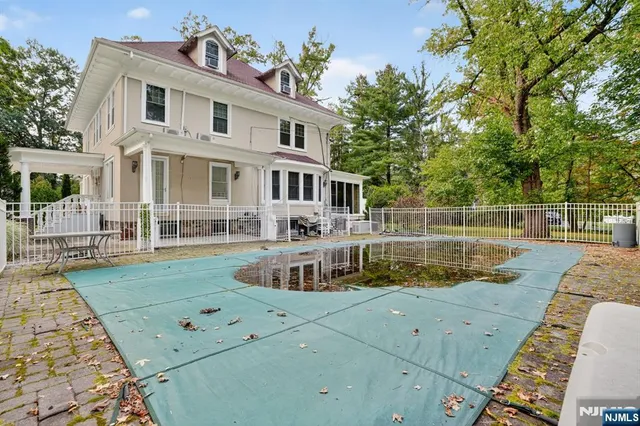 a view of a house with backyard