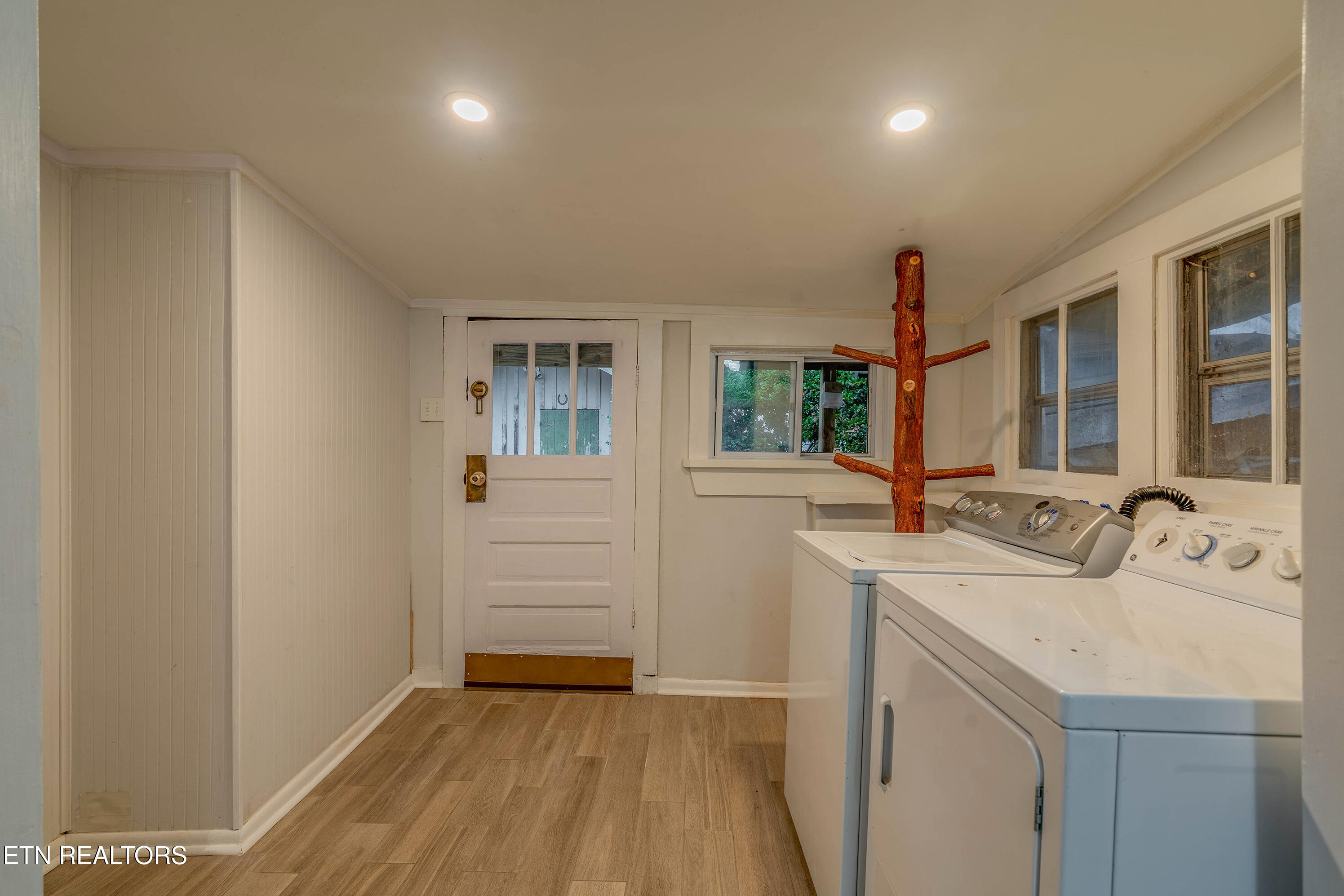 2519 Maples Branch Road Sevierville, TN 37876 - Photo 4 of 28 Entry/ Utility Area