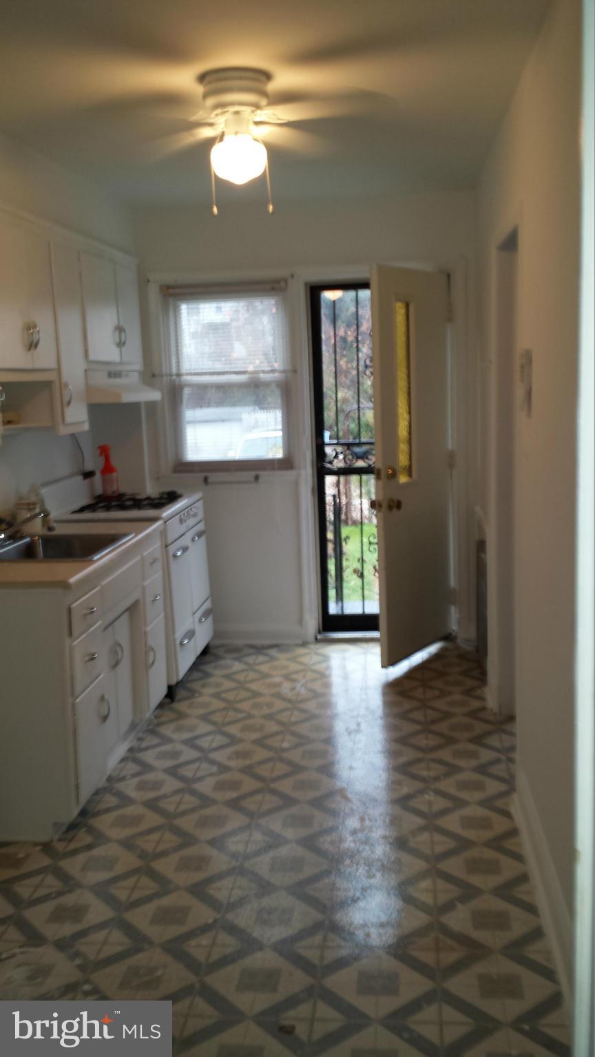 918 Wicklow Road Baltimore, MD 21229 - Photo 4 of 14 Kitchen