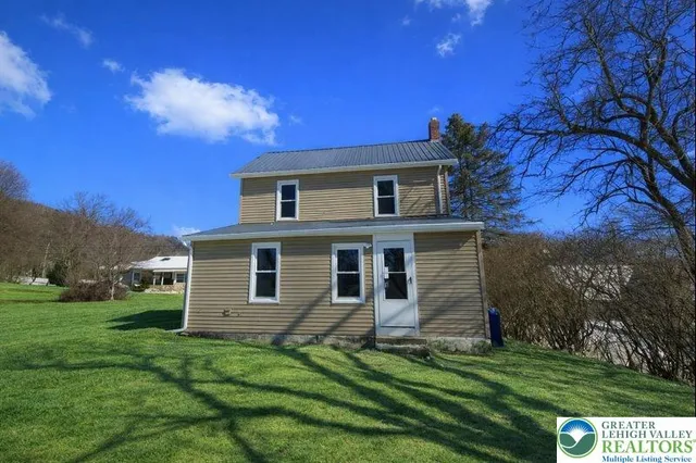 a view of a house with a backyard